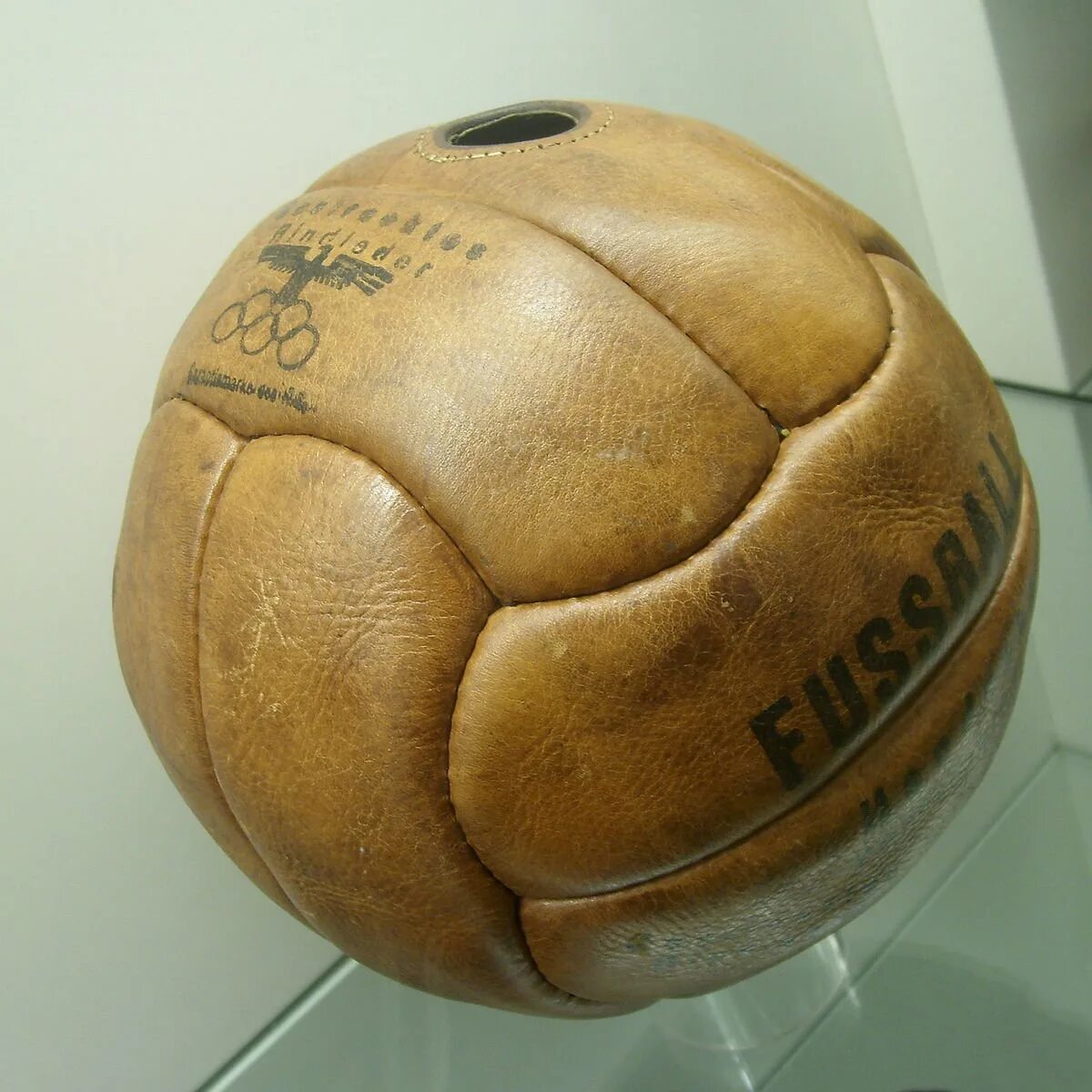 1 мяч в мире. Футбольный мяч. Первый футбольный мяч. Старинный мяч. Самый первый футбольный мяч.