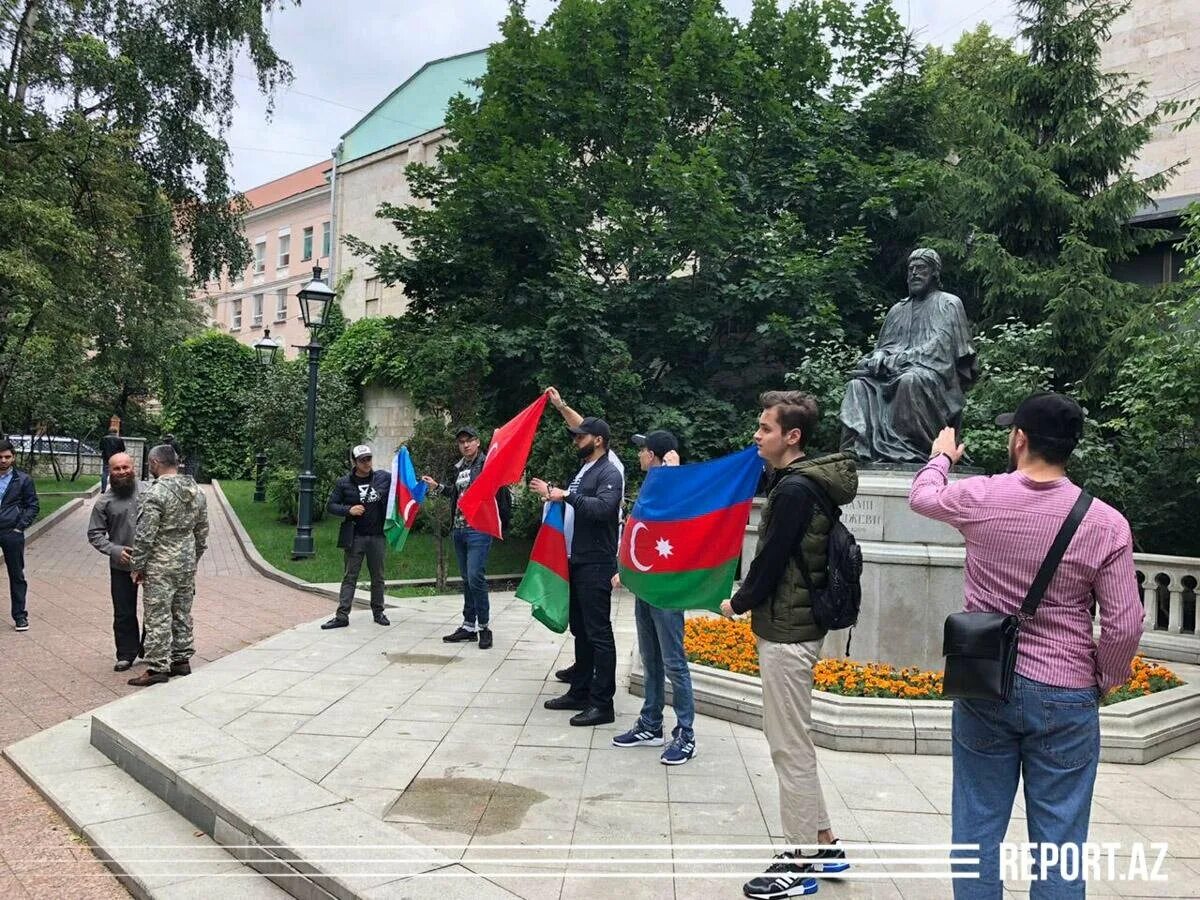 Азербайджанцы в Москве. Памятник около азербайджанского посольства в Москве. Митинг у посольства Азербайджана в Москве. Митинги в Азербайджане.