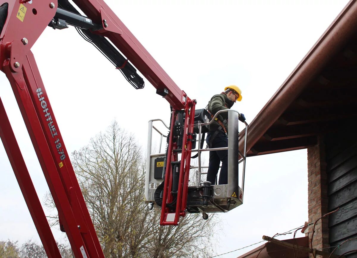 Аренда коленчатого подъемника аренда строй. Коленчатого подъемника Hinowa Light Lift 14.72. Подъемники в Москве. Электрические стреловые подъемники аренда. Сезам подъемник.