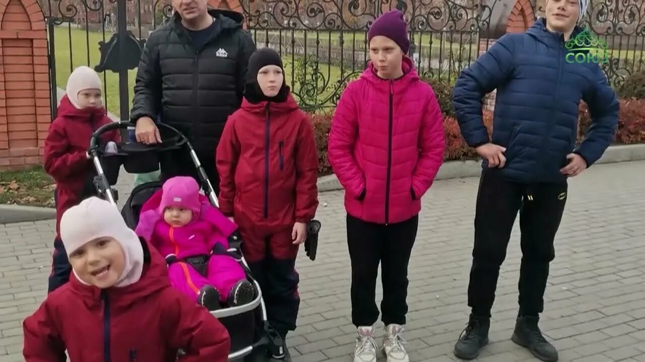 Новгородская область многодетные семьи. Семья в Москве. Воронежская область приезжая многодетная семья. Шишкины Воронежская область многодетная семья. Многодетная семья Воронеж.