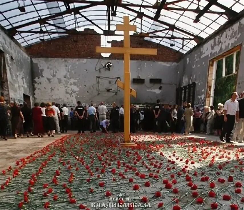 Погода в беслане по часам. Беслан 1 сентября 2004 террористы. Беслан 4 сентября 2004 двор школы.