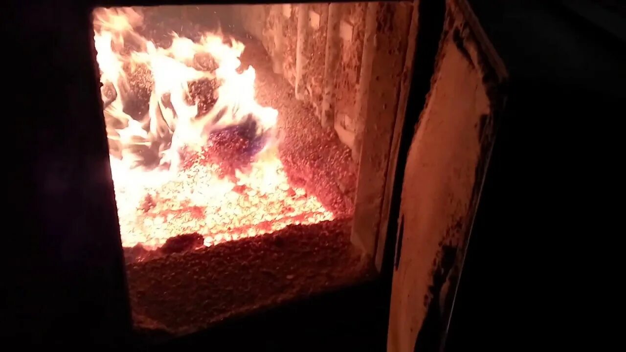 Твердое топливо. Ретортная горелка 20 квт опилки. Горение в пеллетах. Котёл пеллетный длительного горения. Сжигание пеллетов.