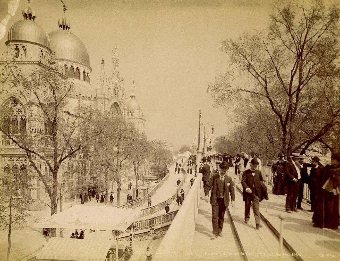 Year 1900. Выставка Париж 1900 движущийся тротуар. Всемирная выставка 1900 года в Париже. Старый Париж 1900. Париж 1900 год.