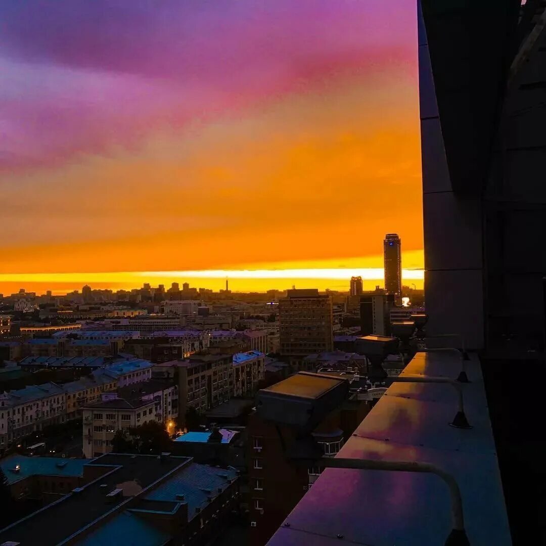 Крыша дома ночью в городе