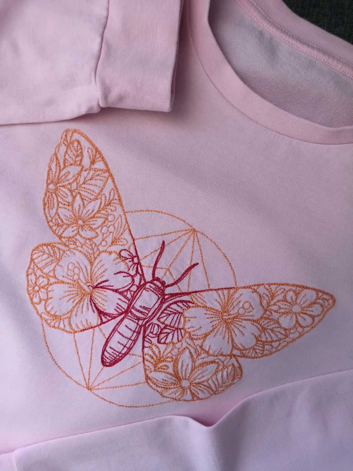 Вышивка бабочки на одежде. Вышитые бабочки на одежде. Кофта с бабочками. Блузка с бабочками. Блузка бабочка