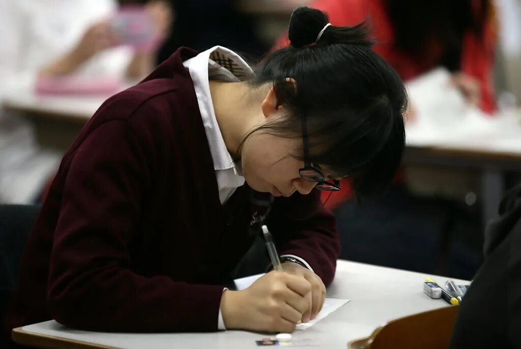 Korean students. Образование в Республике Корея. Учеба в Корее. Школа в Корее. Южная Корея студенты.