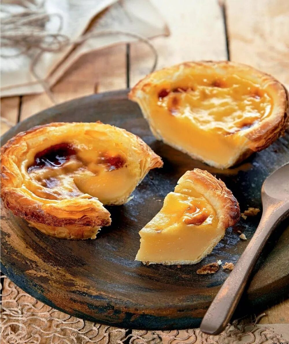 Паштейш де ната португалия. Паштейш де ната. Пирожное паштел де ната. Паштейш де ната. Пирожное паштел де ната.