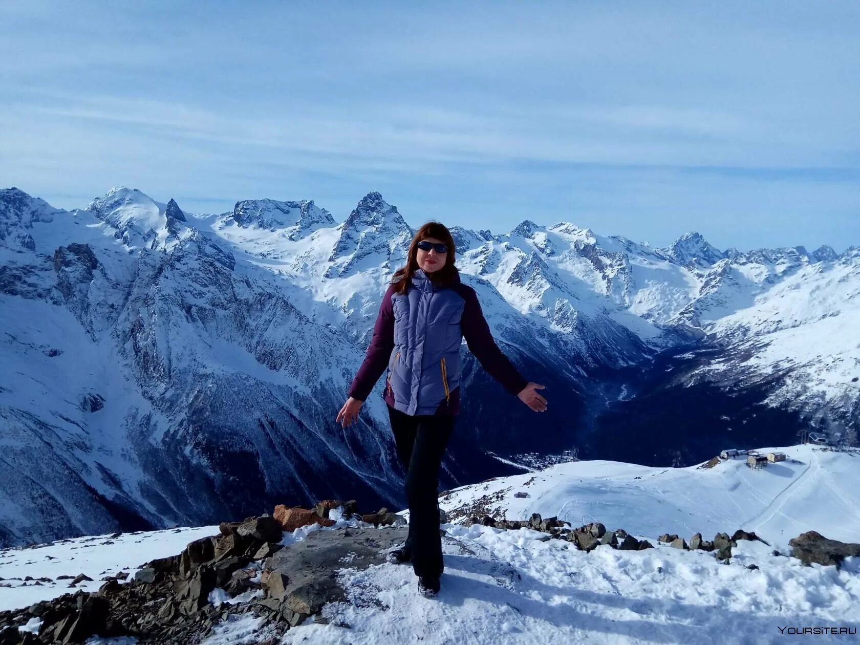 Девушка в горах. В горах найдена девушка. Поход к подножию белухи. Горный алтай девушка. В горах найдена девушка.