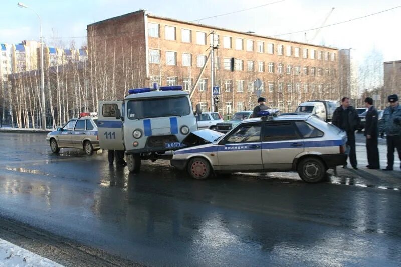 Полицейский разбивает машину. Три столкнувшиеся полицейские машины.