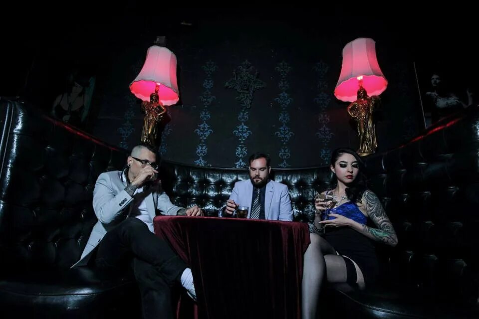 Альтер хоф мюнхен. Logic olivia. Der alter. Alter bridge "fortress". Alter bridge fortress 2013.