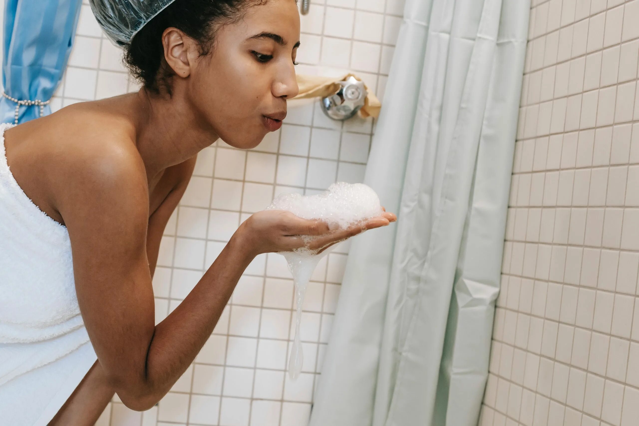 В душе моюсь фото. Девушка с мылом. Девушка в ванной с мылом. Мыло для женщин. Мыться мылом.