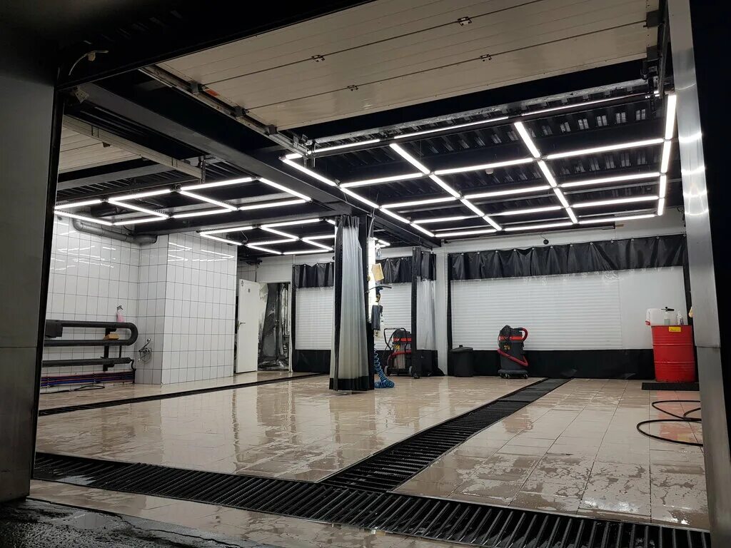 Помещение детейлинг аренда. Помещение детейлинг аренда. Мойка в подземном паркинге. Освещение в автосервисе. Помещение для детейлинга.
