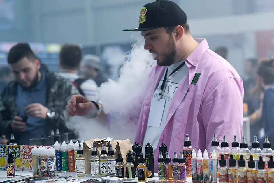 Запрет вейпов в россии последние новости. Выставка Vape. Вейп 2017. Вейпы в России. Вейпы несовершеннолетним.