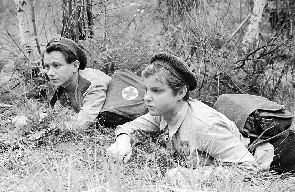 Санинструкторы в годы ВОВ 1941-1945. Фото военных лет 1945