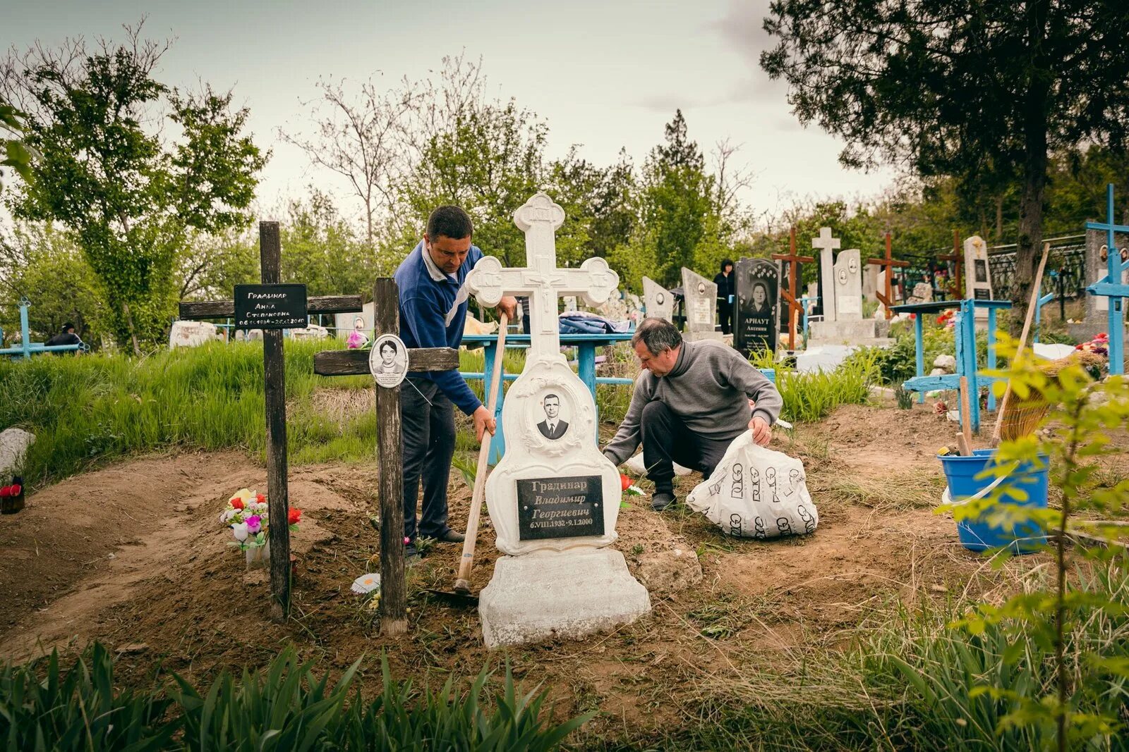 Радоница в 2025 в краснодарском крае. Радоница на кладбище. город кладбище. фотосессия на кладбище. кладбище в станице староминской в 23 году радоница.