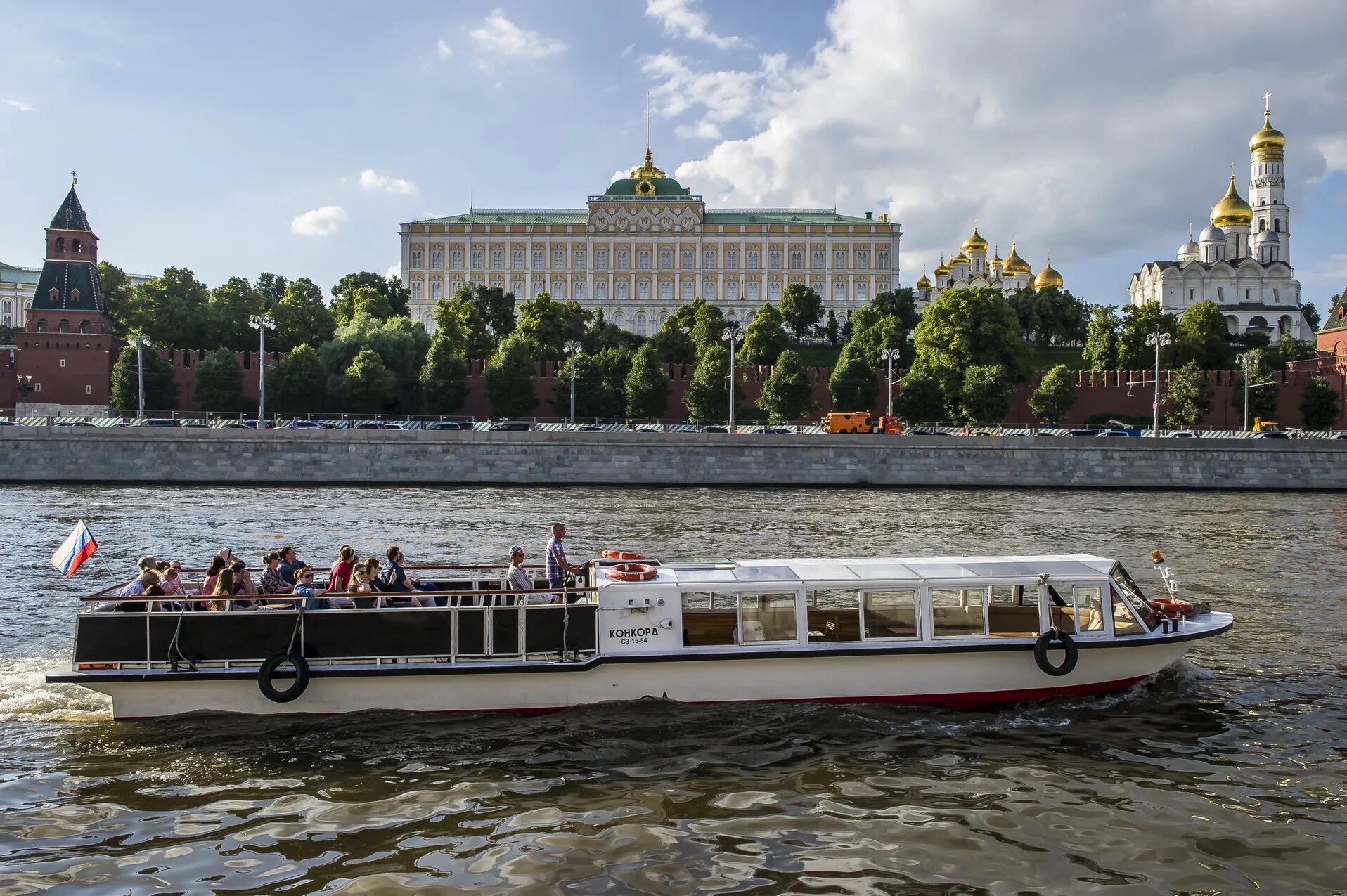 Речные экскурсии по москве реке. Теплоход Конкорд. Речной трамвайчик Конкорд. Теплоход фараон в Москве. Конкорд корабль Москва.