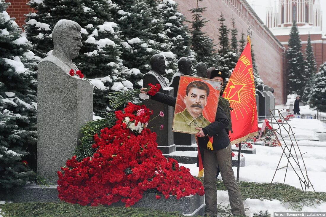 Где похоронен сталин иосиф виссарионович кладбище. Сталин иосиф виссарионович похоронен. сталин иосиф виссарионович могила. могила сталина иосифа виссарионовича. надгробие иосифа сталина у кремлёвской стены в москве..