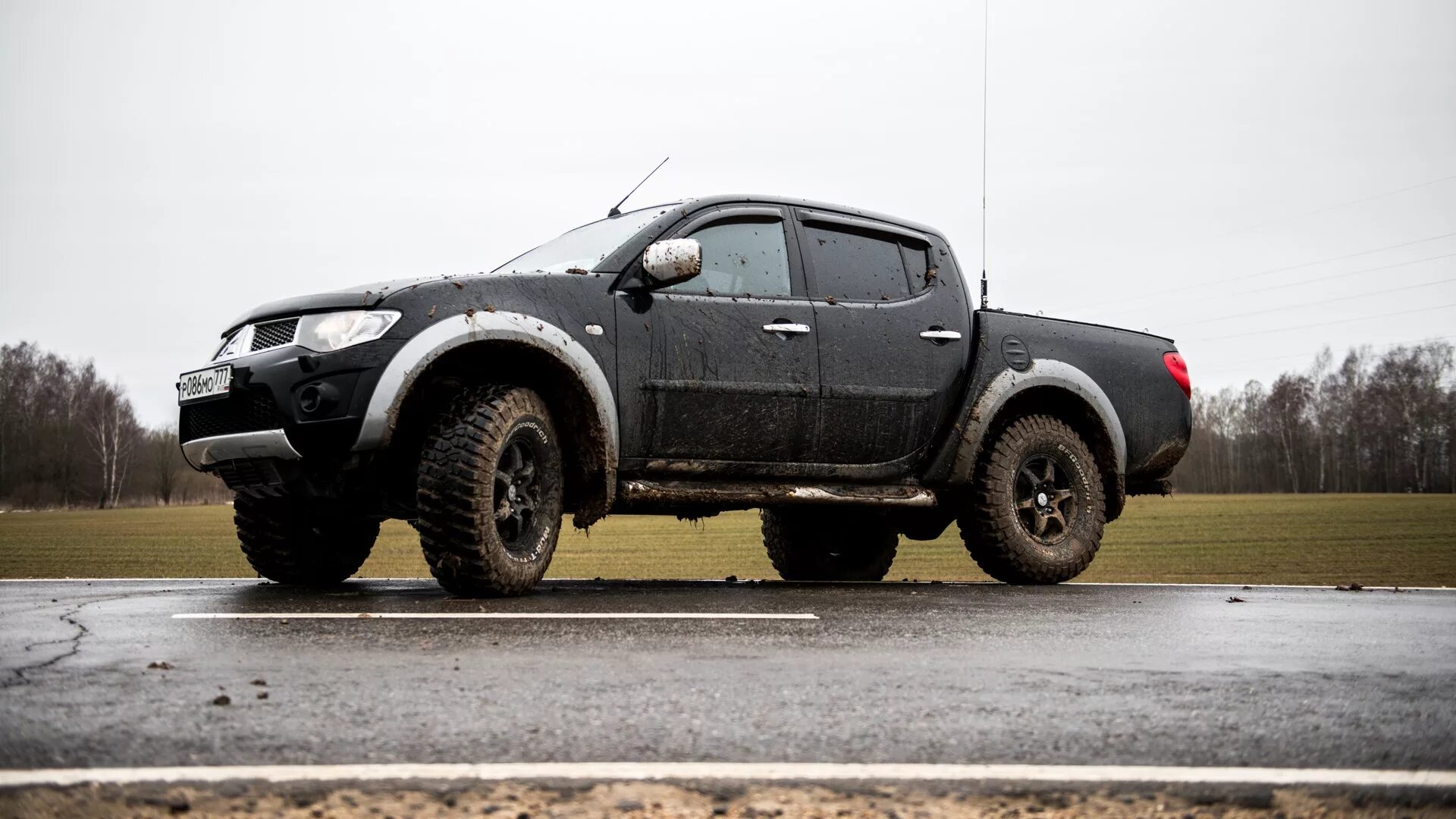 Шины l200 mitsubishi. Mitsubishi l200 шины. L200 Mitsubishi грязевая резина. Митсубиси л200 на внедорожной резине. Митсубиси л200 на грязевой резине.