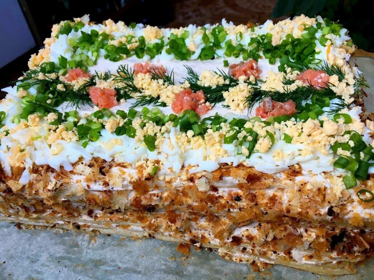 Закусочный торт наполеон из готовых. Закусочный торт наполеон salat. салат торт. слоеный салат торт. украшение закусочного торта наполеон.