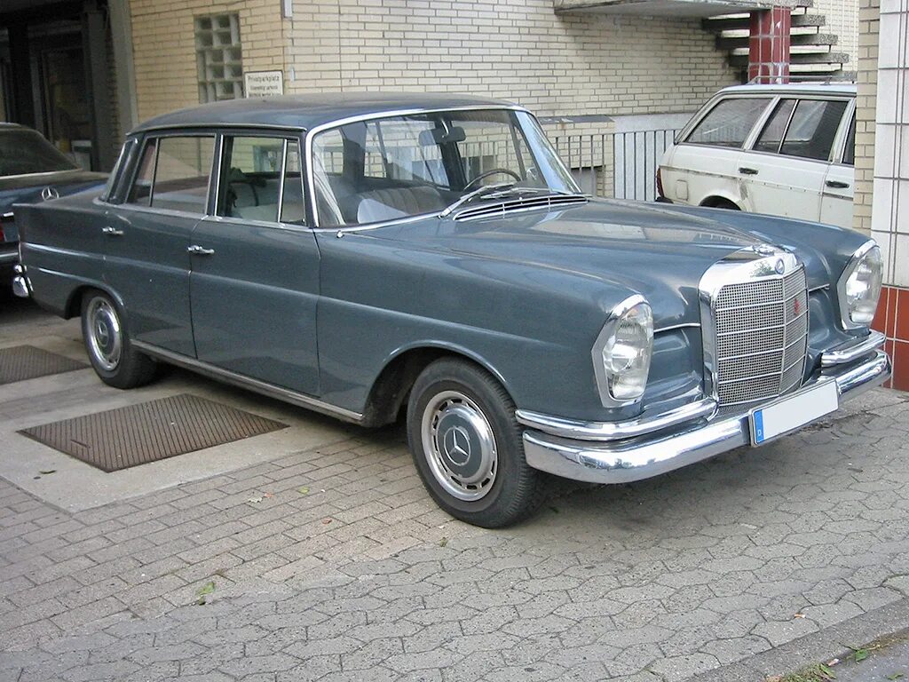 Мерседес w110. Mercedes 230. Мерседес Бенц 230 s. W110 Мерседес Silver. Купить мерседес 230