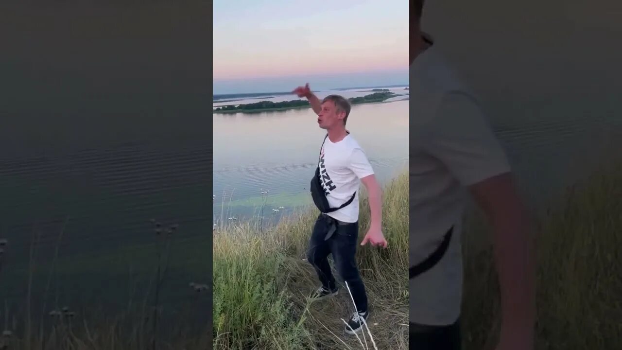 На что ловить окуня по последнему льду. Рыбаки внизу ловят окуня. Ловля окуня в траве. Окунь рыбинское водохранилище. Рыбаки внизу ловят окуня.