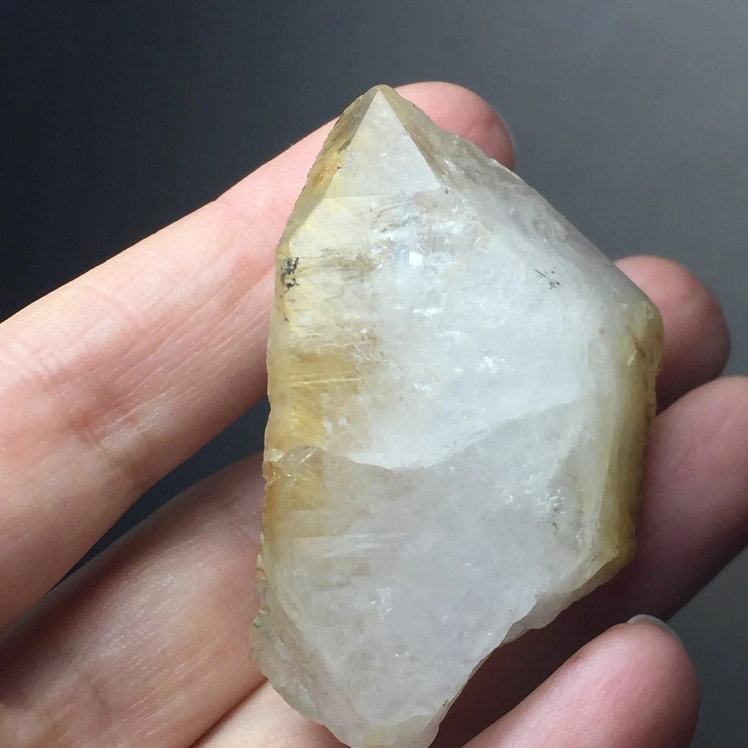 Скрытокристаллический кварц. Марки кварца. Кварц кремнезем. Кварц минерал необработанный. Кварц минерал излом.