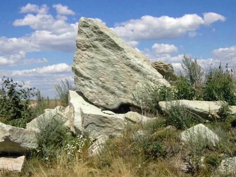 Купить камень калининград. Камень серицит в глыбах. Ландшафтные гранитные валуны. Ландшафтный камень златолит. Уральский ландшафтный камень.