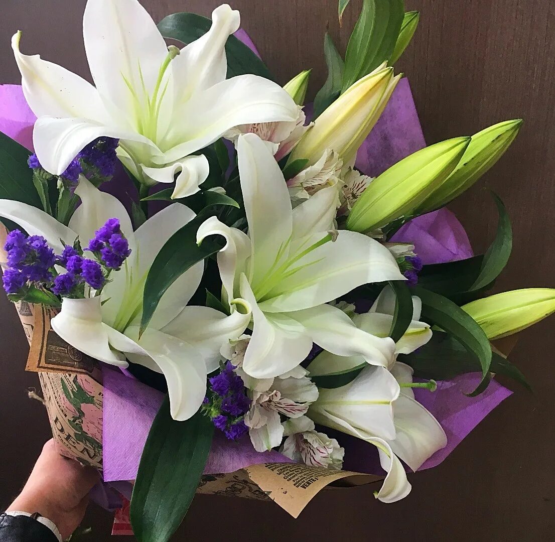 Красивый букет лилий. Букет &quot;лилия и ирисы&quot;. лилия с альстромерией букет. шикарный букет лилий. букет белых лилий.