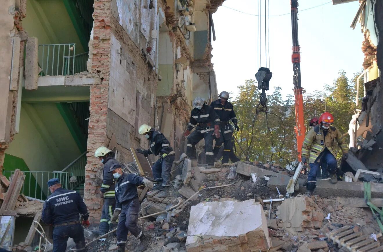 Обрушение жилых домов. Спасатели разбирают завалы. Обрушение здания при землетрясении.