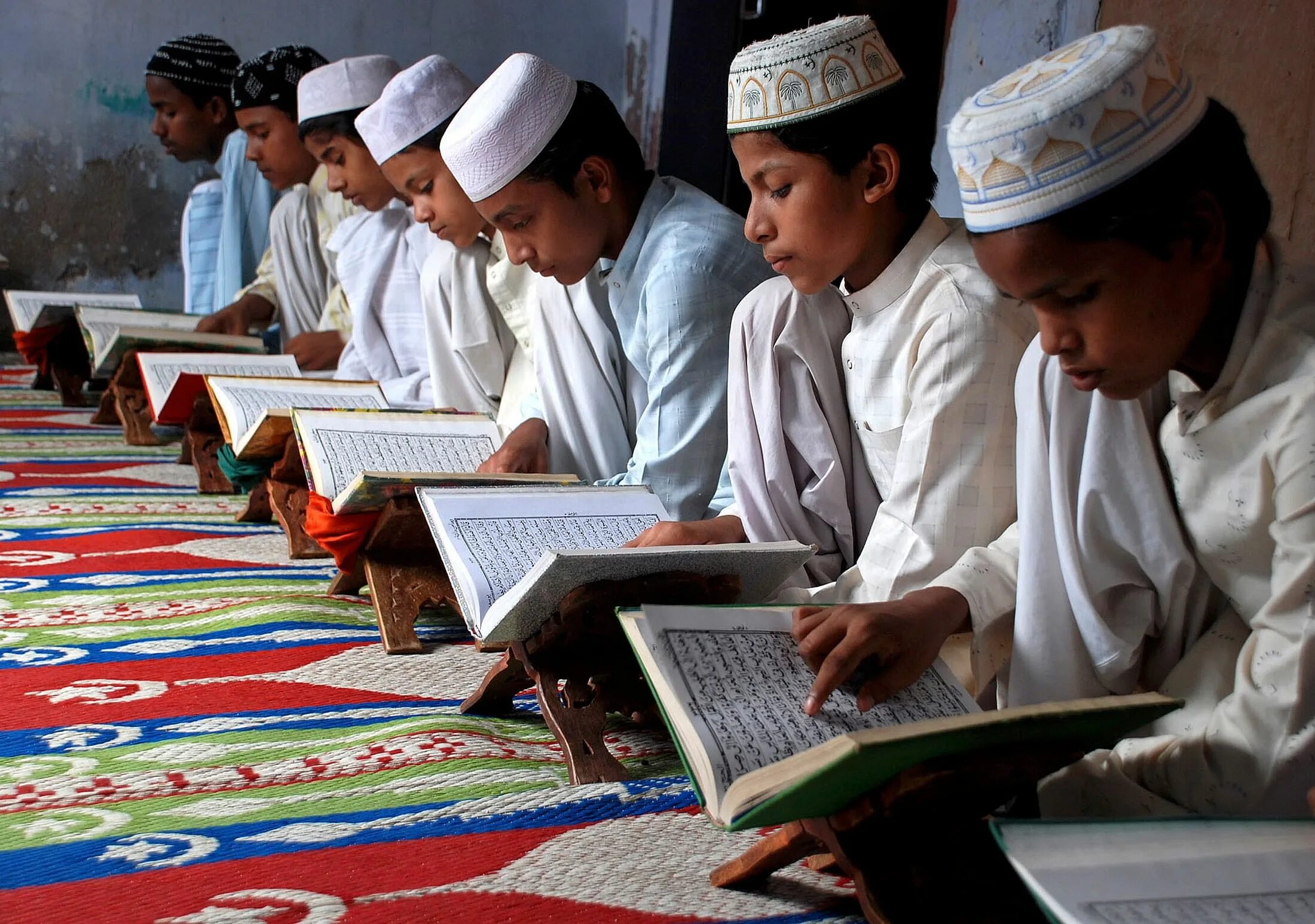 Учиться на арабский коран. Медресе Коран. Дети в медресе. Медресе ученики. Религиозные учения Ислама.