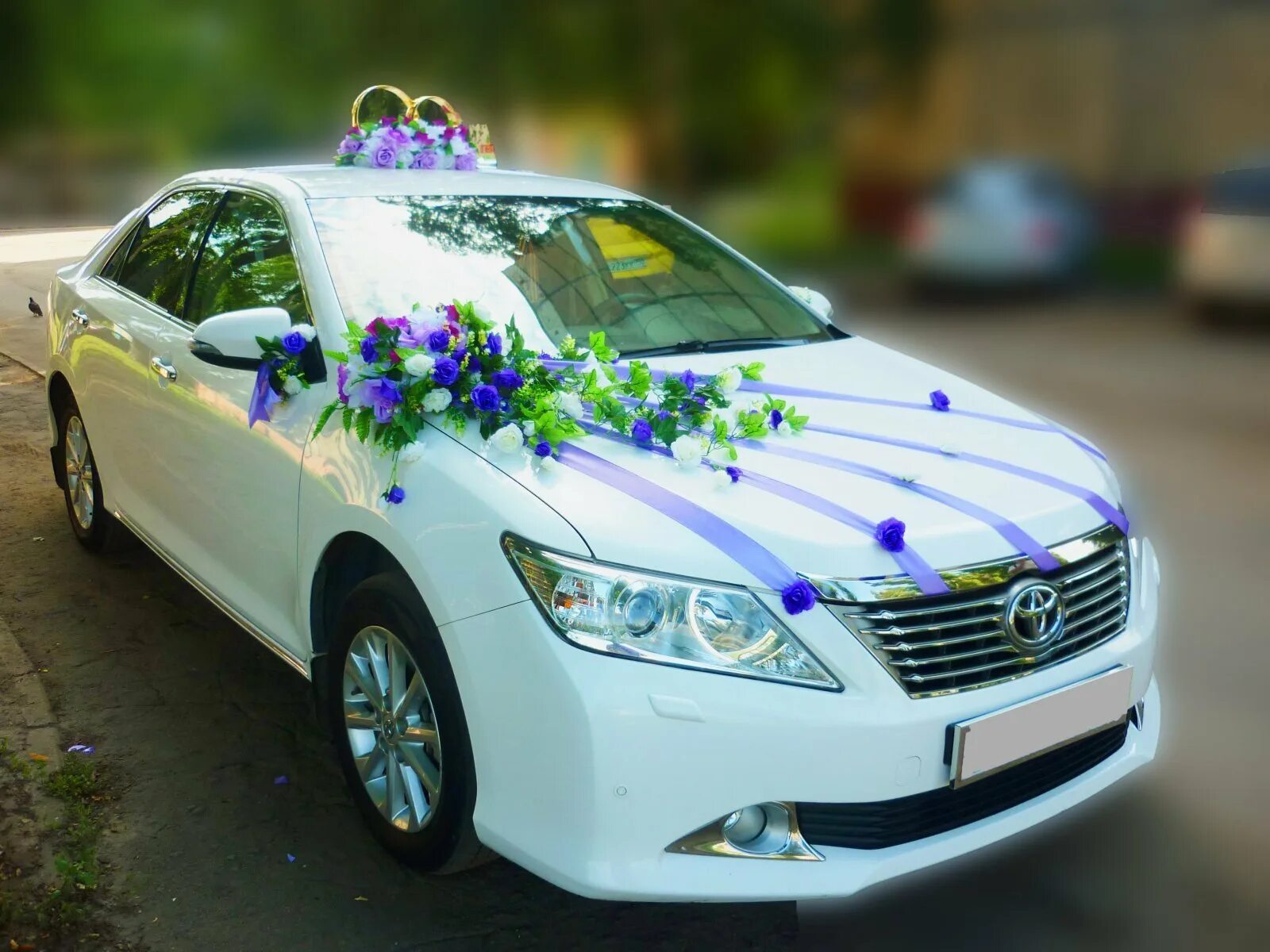 Свадебная машина. Украшения на машину. Свадебная машина. Свадебные украшения на машину. Оформить автомобиль в москве.