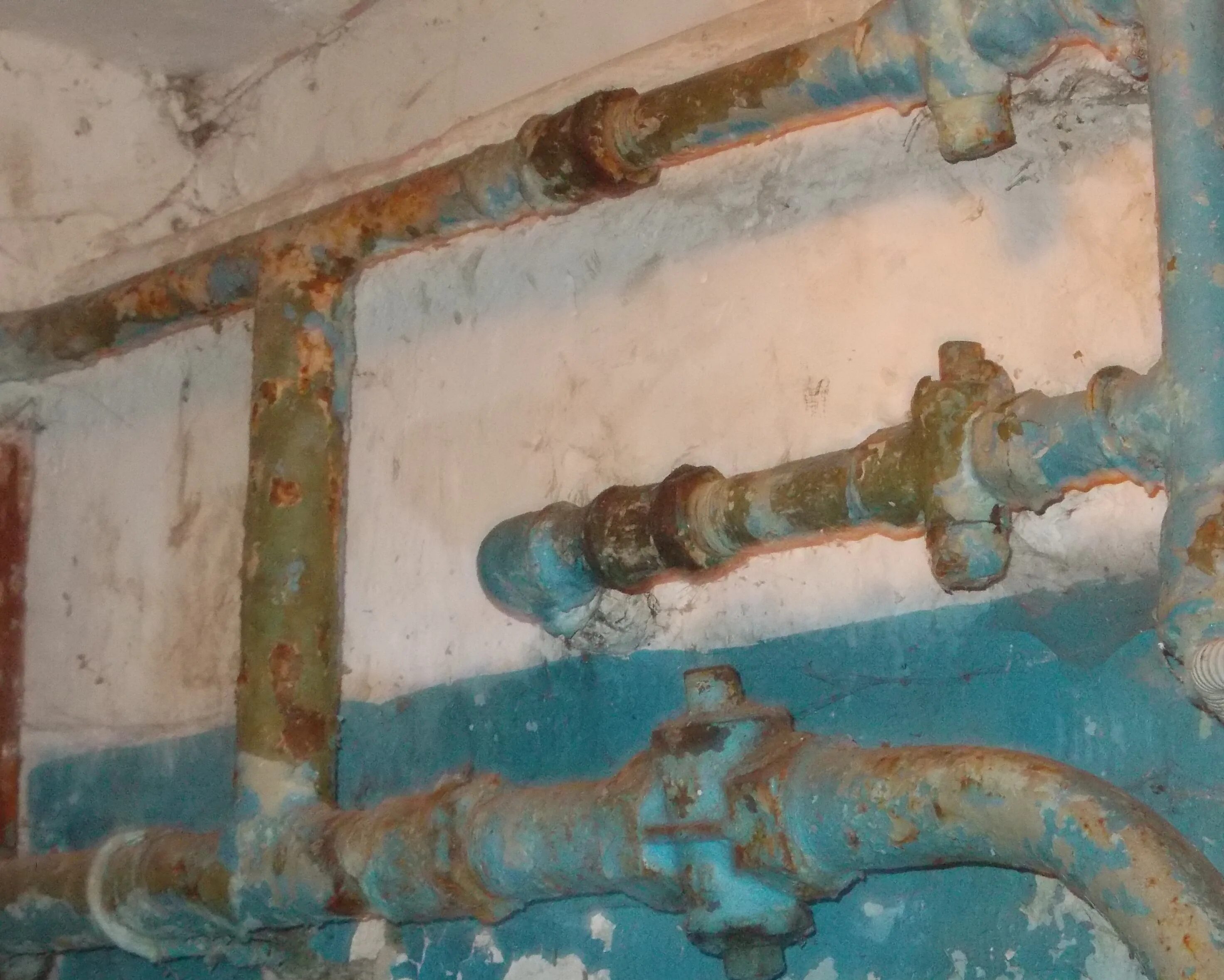 Какие трубы в многоквартирном доме. Старая газовая труба. газовая труба в подъезде. ржавая труба газовая в дом. старые газовые трубы в жилых домах.