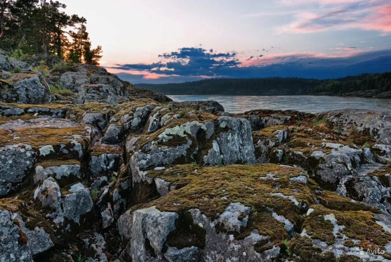 Скалы севера. В пермском крае каменный каменный город. Скалы севера. Колчимский помяненный камень. Горы инзерские зубчатки башкирия.