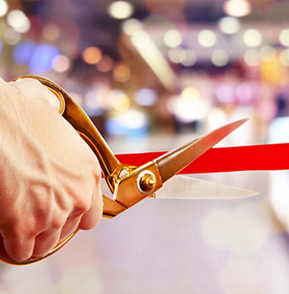 открыть новую компанию. торжественное перерезание ленточки. перерезают красную ленту. открыть новую компанию. перерезать красную ленточку.