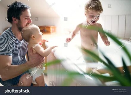 Моет сына и дает