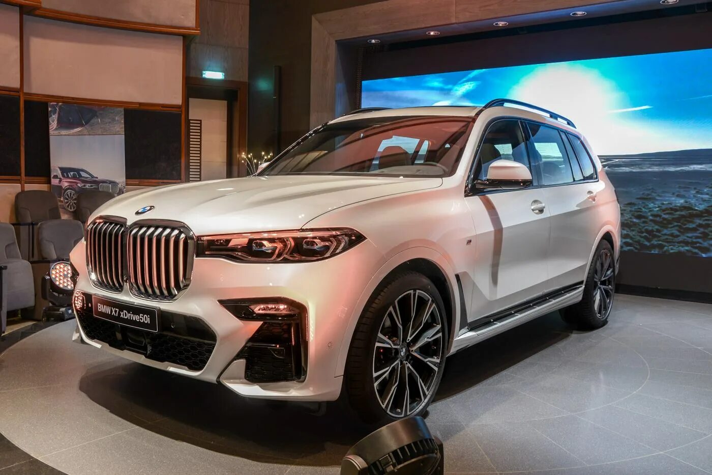 Новая икс 7. BMW x7 m50i. Джип БМВ х7. BMW джип x7. БМВ Икс 7 м.