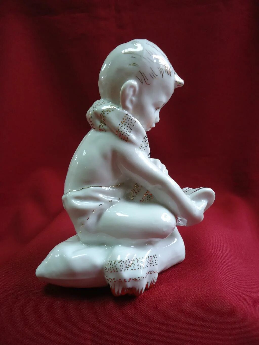 фарфоровая статуэтка лежащий мальчик. фарфоровый мальчик. фарфоровая статуэтка ссср мальчик с лошадкой лфз. фарфоровая статуэтка филиппок. фарфоровая статуэтка лошадки лфз.