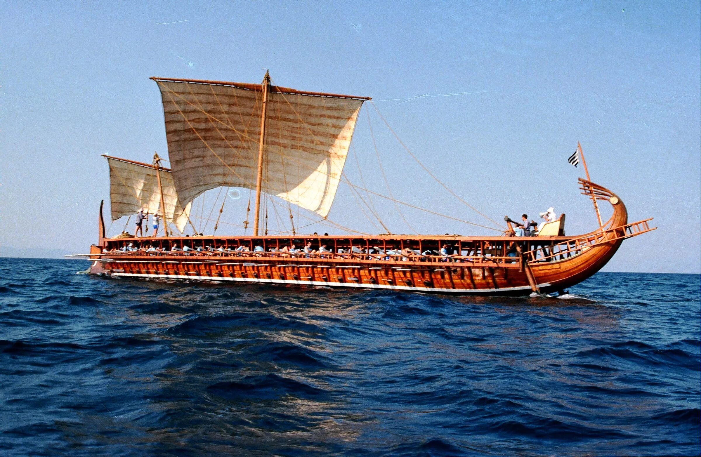 Финикия трирема. Древняя Греция трирема корабль. Римская трирема корабль. Афинская трирема. Военный флот афин