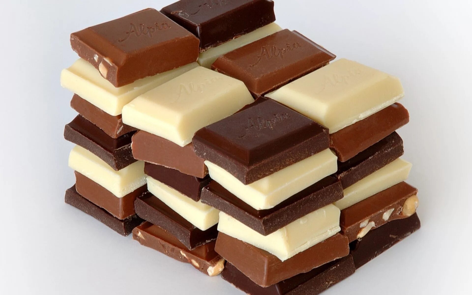 Три плитки шоколада. Шоколад. Молочный шоколад. Сладости шоколадки. Виды шоколада.
