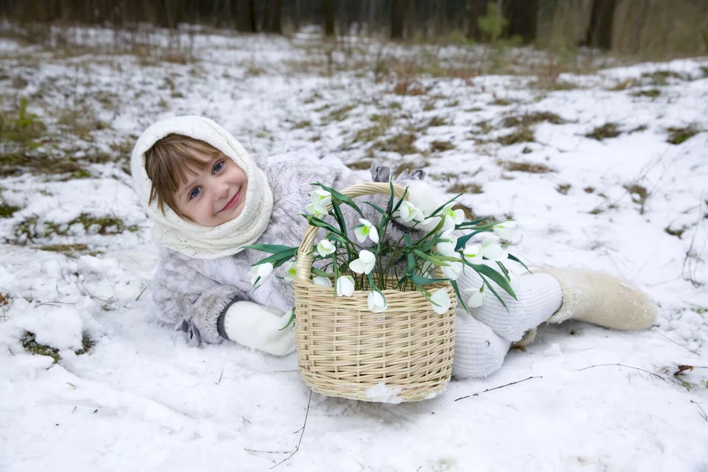 Девушка с подснежниками. Подснежники в корзине. Корзинка с подснежниками. Девочка в лесу с подснежниками.