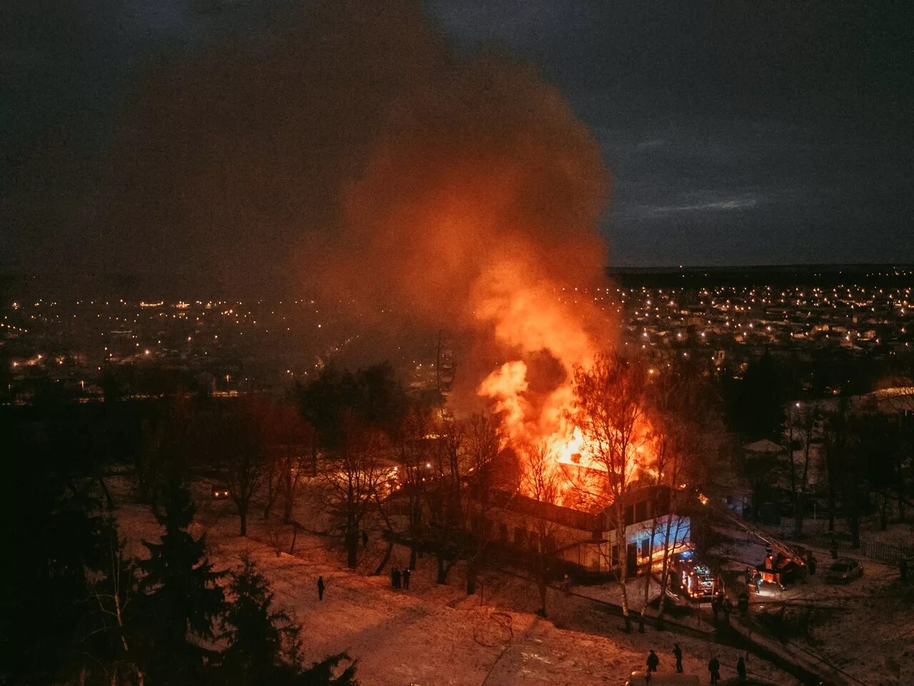 Сгорел парк. Пожар в Первомайском парке Курск. Кафе в Первомайском парке Курск. Пожар в парке. Сгоревшее кафе.