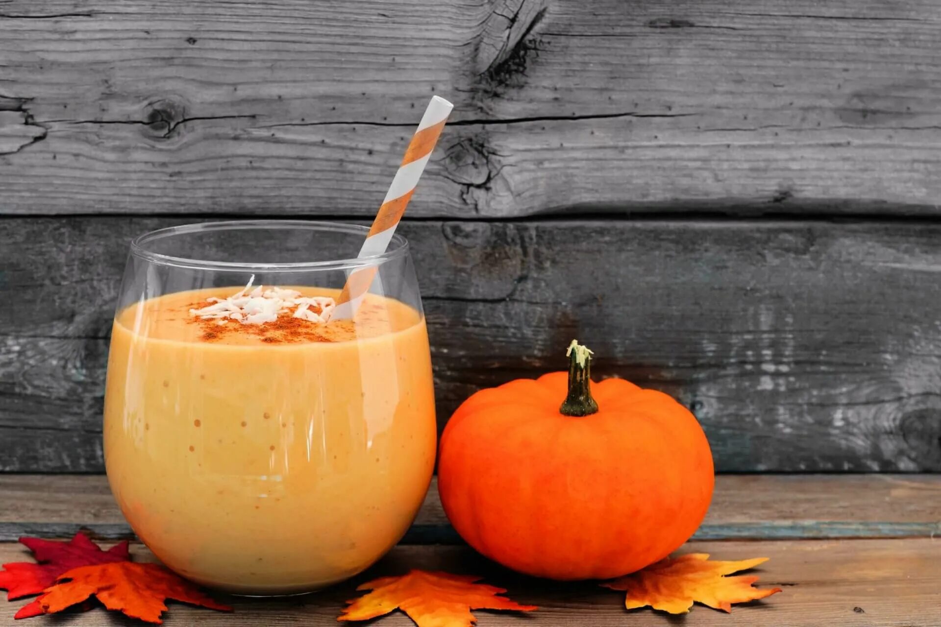 Смузи с тыквой. Тыквенно банановый смузи. Пюре из тыквы и яблок. Тыквенно-апельсиновый смузи. Смузи тыква яблоко.