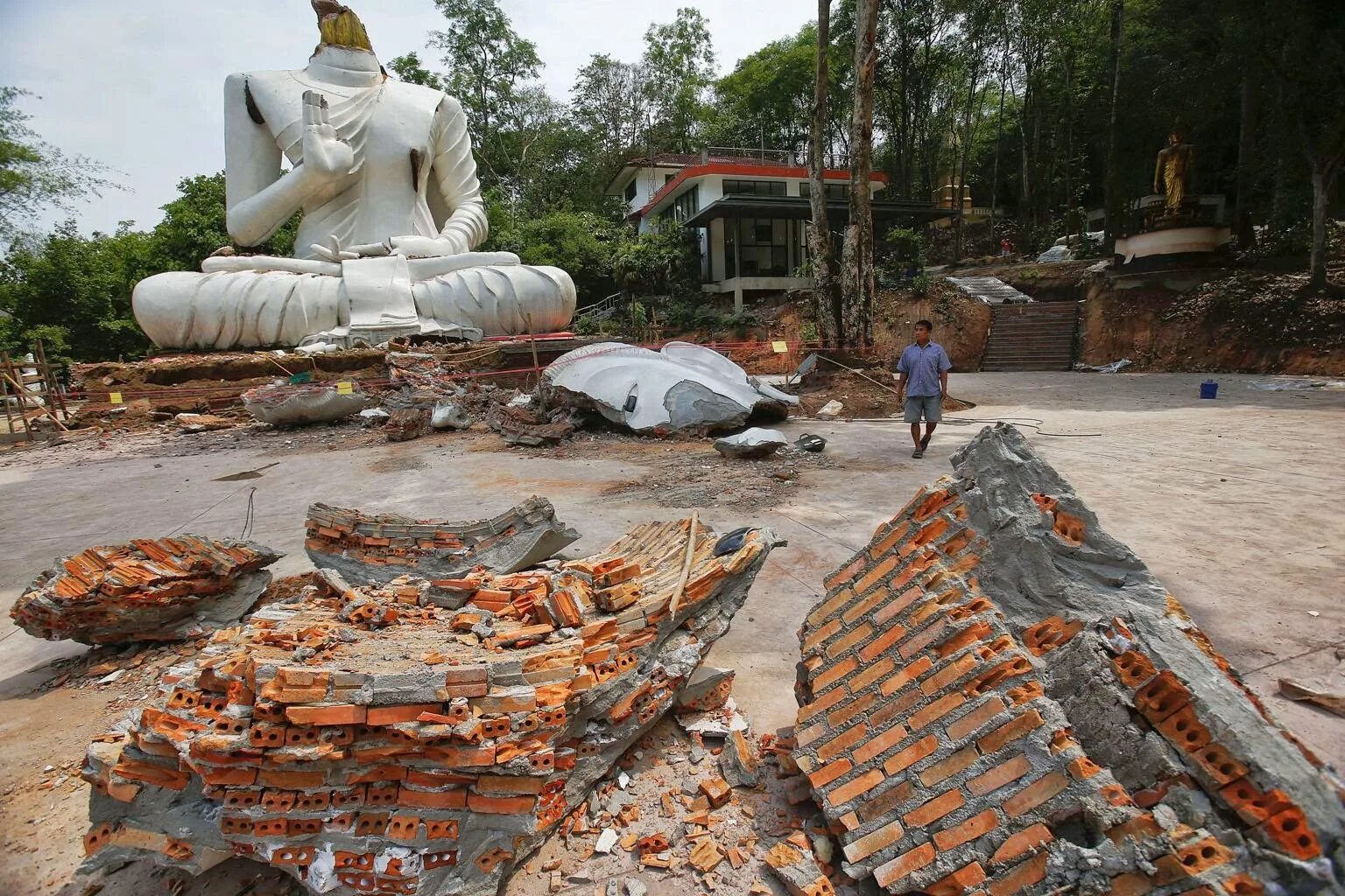 Цунами 26 декабря 2004 года таиланд. Цунами 2004 погибших в тайланде. В тайланде есть землетрясение. Цунами в юго-восточной азии в 2004 году. Таиланд катастрофа 2004 цунами.