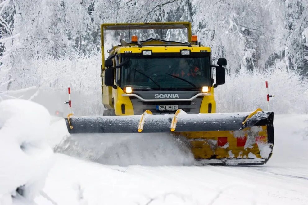 очистки дорог от снега. плужно щеточный снегоочиститель пм-130б. уборка дорог от снега. очистки дорог от снега. очистка дорог от снега комбинированными дорожными машинами.