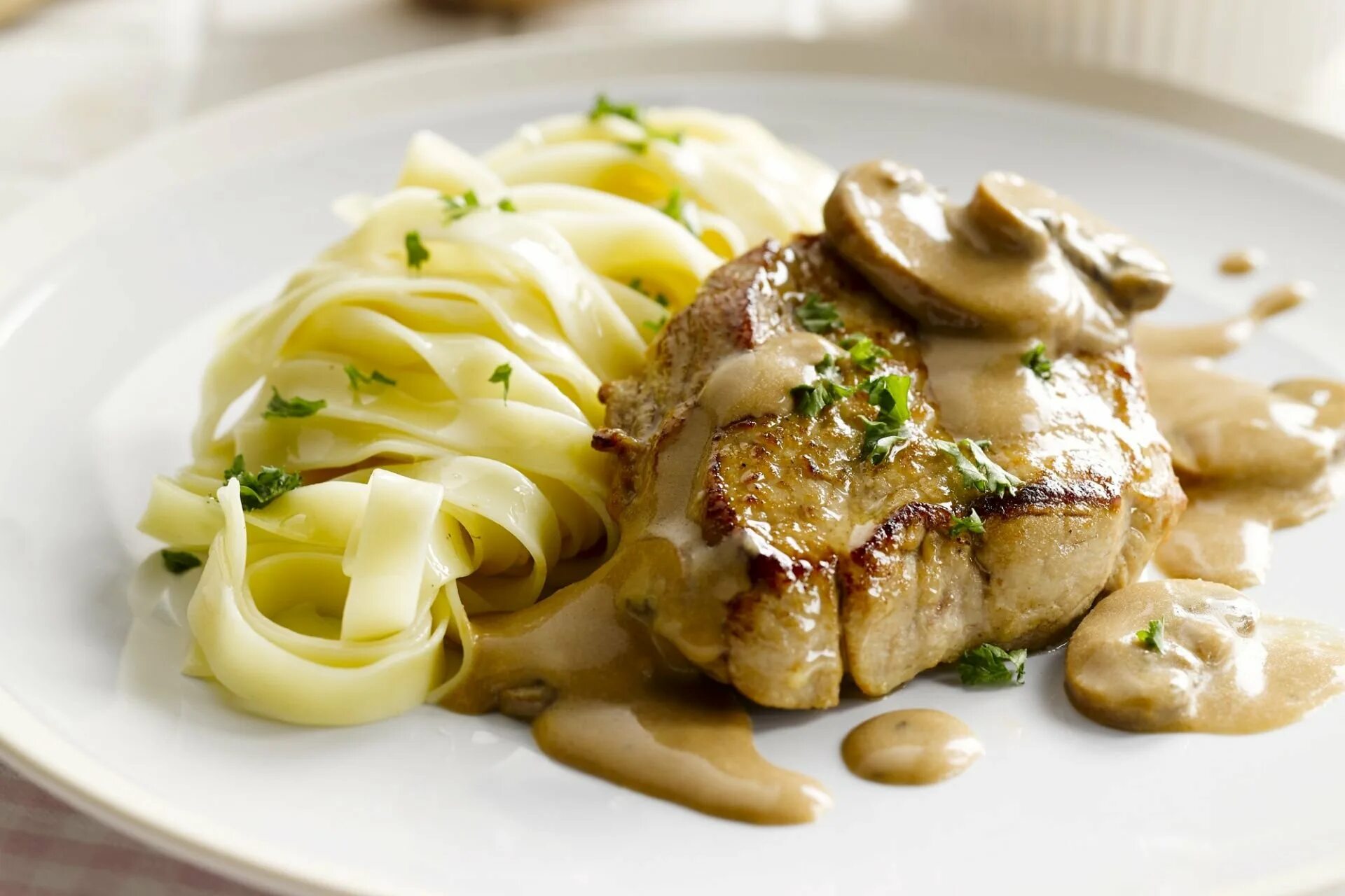 Свиная вырезка с шампиньонами. Стейк миньон на гриле с грибным соусом. Свиная вырезка с шампиньонами. Эскалоп с шампиньонами. Эскалоп с соусом грибным.