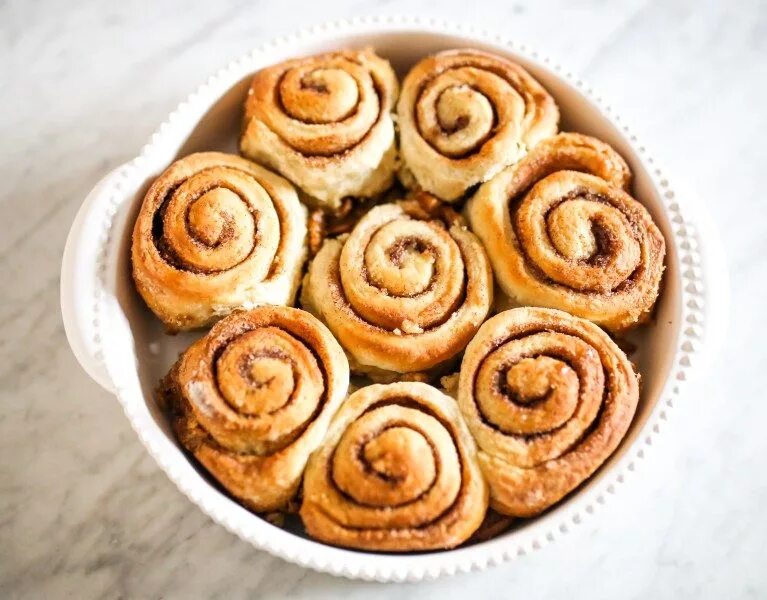Липкий день. День «липких булочек» (national sticky bun day). Celesta бытовая химия. Липкий день. День липких булочек открытка.
