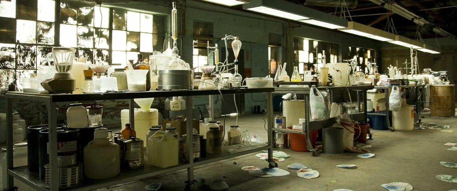 Meth lab. Химическая лаборатория наркотиков. Метамфетаминовая лаборатория. Мет лаборатория. Метамфетаминовая лаборатория.