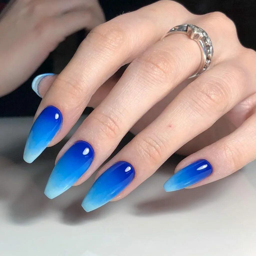 Синие ногти миндаль. Омбре втирка градиент. Синий маникюр. Красивое омбре на ногтях. Голубые ногти.
