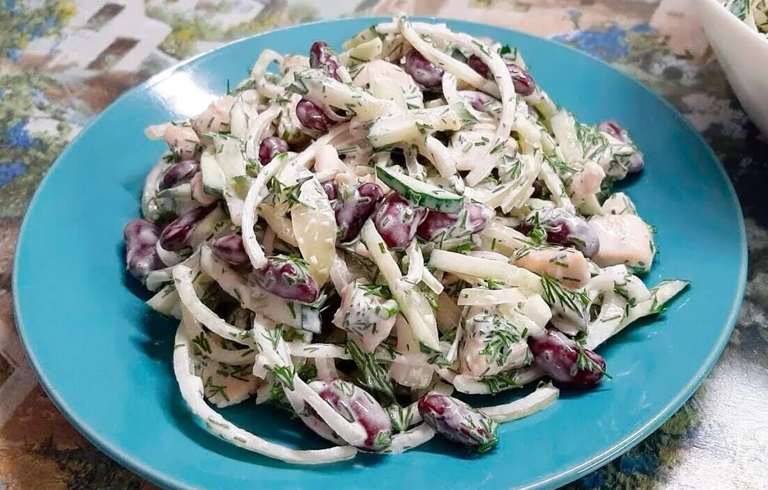 Салат с куриной грудкой и огурцом. Салат с маринованными огурцами и копченой курицей. Салат с курицей и солеными огурцами. Салат. Салат с курицей и солеными огурцами.