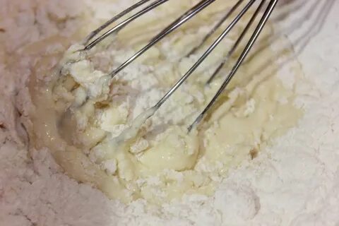 Приготовить тесто из сгущенки